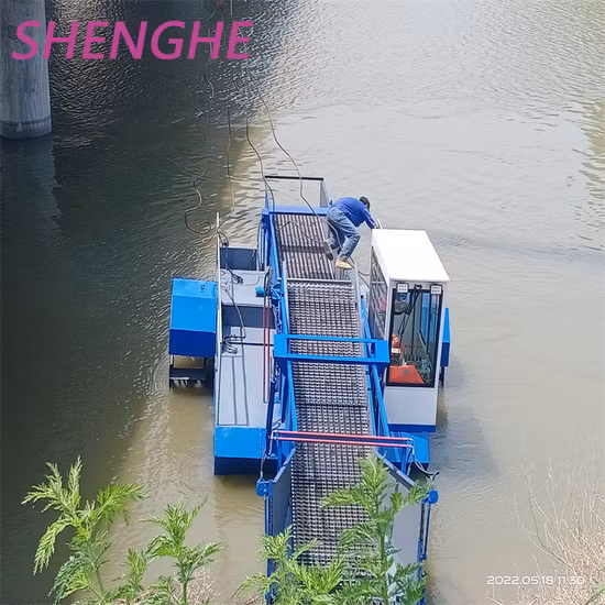 Удаление плавучего растения водяного гиацинта со дна моря, очистка комбайна