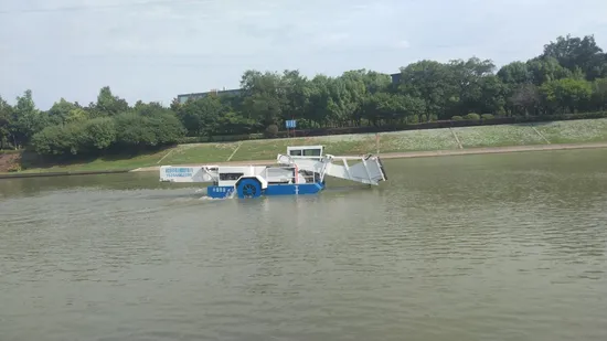 Новая автоматическая косилка для сбора водной травы в реке.